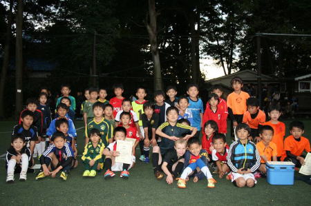 【全体写真】<BR><BR>強いボールを蹴れるようにたくさんキックの練習しよう! Highslide JS