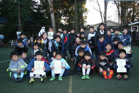 【全体写真】<BR><BR>2014年最後の大会はどうでしたか?2015年もたくさんサッカーしようね! Highslide JS