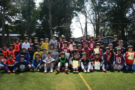 【全体写真】<BR><BR>中学生になっても明るく元気にサッカーに打ち込んでね!みんなまたいつでも帰ってきてね! Highslide JS
