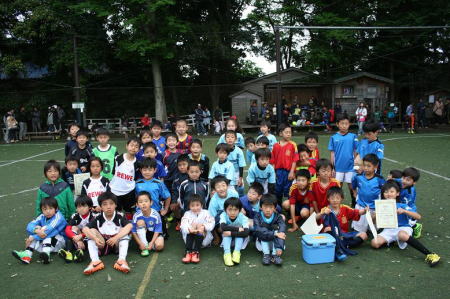 【全体写真】<BR><BR>今日は子供の日。いつもサッカーをたくさんさせてくれるお父さん、お母さんに感謝の気持ちを忘れずに! Highslide JS