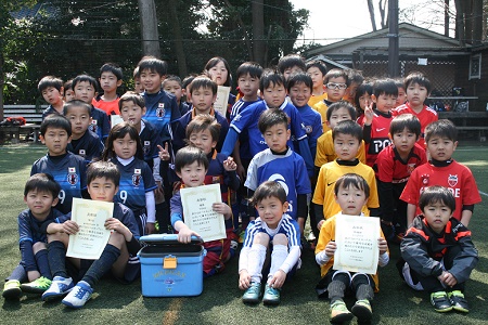 【全体写真】<BR><BR>4月からは小学生だね!サッカーがんばろうね! Highslide JS