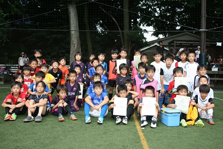 【全体写真】<BR><BR>友達同士でも試合になれば真剣勝負。良いサッカー仲間を持ったね Highslide JS