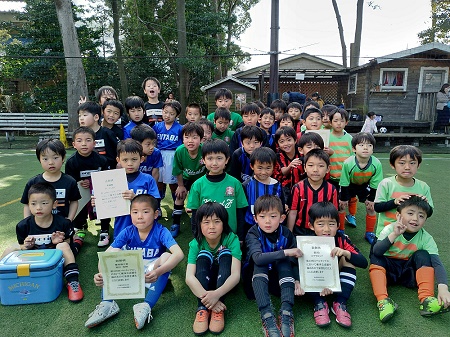 【全体写真】<BR><BR>天候に恵まれ、元気いっぱいサッカーできたね! Highslide JS