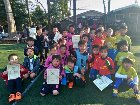 【全体写真】<BR><BR>もうすぐ1年生!小学生大会はキーパーありでやるからね! Highslide JS