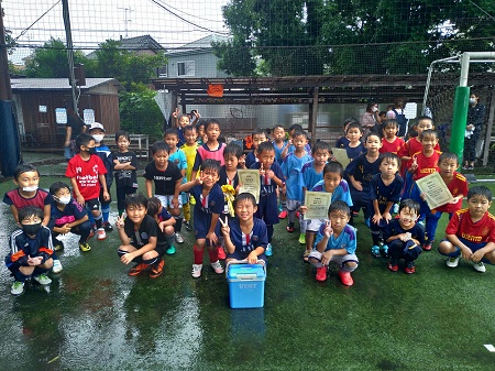 【全体写真】<BR><BR>あいにくの雨だったけど、はじめてにキーパー付き小学生大会は楽しめたかな? Highslide JS