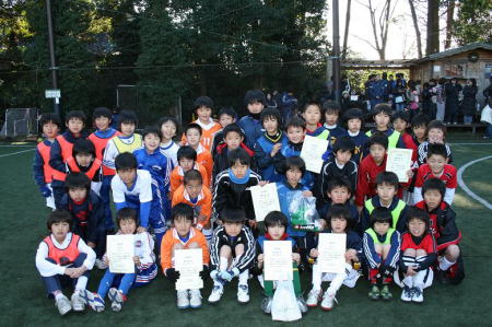 【全体写真】<BR><BR>来年もサッカーがんばろうね! Highslide JS