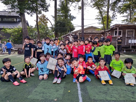 【全体写真】<BR><BR>はじめての大会楽しかったかな?これから試合と練習を重ねてサッカー上手になろうね! Highslide JS