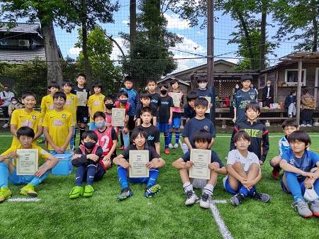 【全体写真】<BR><BR>6年生になると体も大きくなり、プレーも迫力あるね! Highslide JS