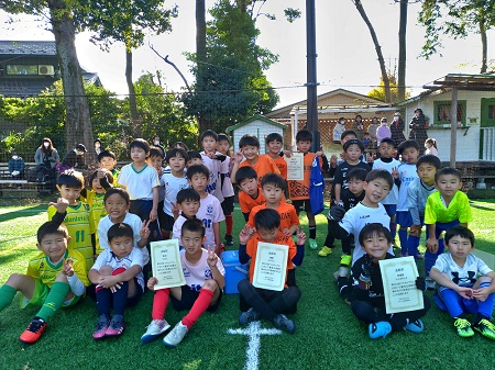 【全体写真】<BR><BR>絶好のフットサル日和!気持ちよくプレーできたね! Highslide JS