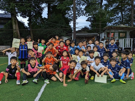 【全体写真】<BR><BR>雨もあがって絶好のコンディションで思いっきりサッカーできたね! Highslide JS