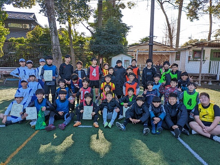 【全体写真】<BR><BR>楽しくサッカーしながらも真剣に勝負する、この学年は良い仲間たちが揃ってるね! Highslide JS