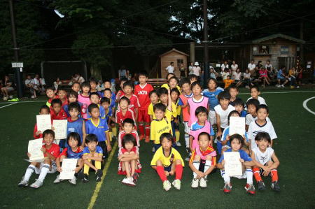【全体写真】<BR><BR>夏休みいっぱいサッカーの練習できたかな Highslide JS