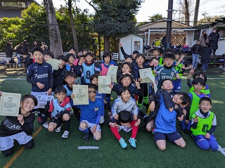 【全体写真】<BR><BR>試合に勝ったあとに食べるドーナツは最高だね! Highslide JS