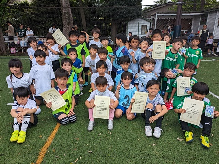 【全体写真】<BR><BR>キーパーありの小学生大会スタート! Highslide JS