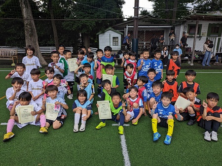 【全体写真】<BR><BR>決勝戦はあかつき幼稚園出身対決!普段は仲良くても試合になるとバチバチだね! Highslide JS