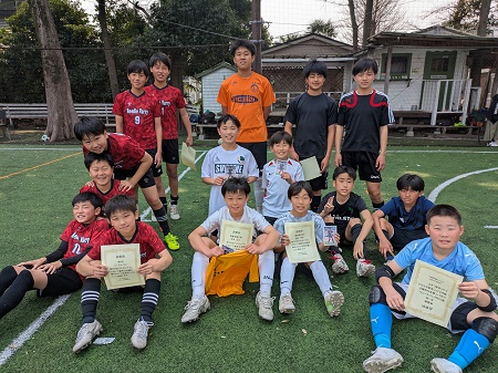 【全体写真】<BR><BR>卒業おめでとう!中学サッカーでの活躍、楽しみにしているよ〜 Highslide JS