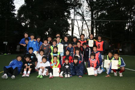 【全体写真】<BR><BR>6年生は4月から中学生!楽しく、一生けんめいにサッカー続けてね! Highslide JS