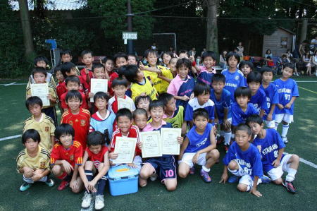 【全体写真】<BR><BR>みんな今日から夏休み!元気いっぱいサッカーしようね! Highslide JS