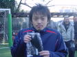 【MIP 井上 友邦さん (エキベントス)】<BR><BR>ゴール前でもつれて倒れたら、まさかの味方シュートを顔面ブロック! Highslide JS