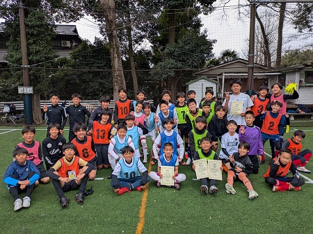 【全体写真】<BR><BR>卒業おめでとう!また来年、みんなで集まってサッカーやろうね! Highslide JS