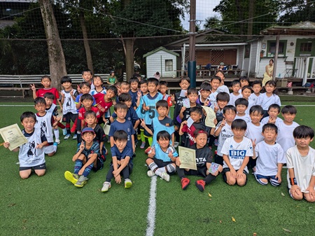 【全体写真】<BR><BR>今日はすずしくて気持ちよくサッカーできたね! Highslide JS