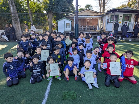 【全体写真】<BR><BR>試合に勝つよろこびと負けるくやしさをいっぱい経験しながら成長していこうね! Highslide JS